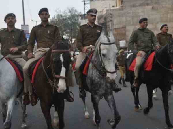 आगरा: जनता की सुरक्षा के लिए एसएसपी बैठे घोड़े पर, चुनावी तैयारियों का लिया जायजा