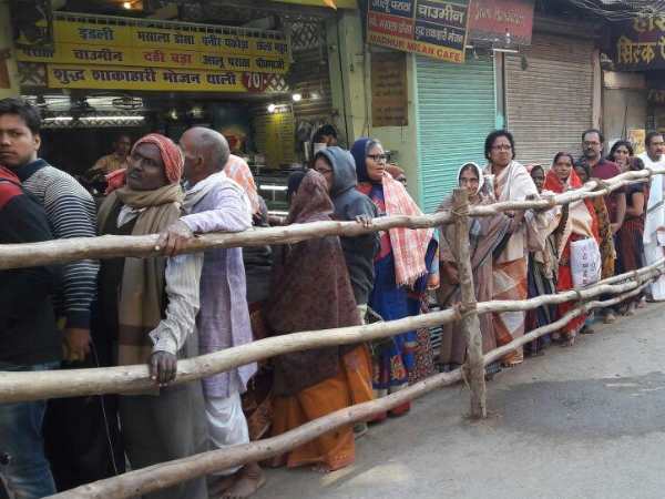 काशी में उमड़ा भक्तों का सैलाब, लाखों की संख्या में काशी विश्वनाथ मंदिर पहुंचे भक्त