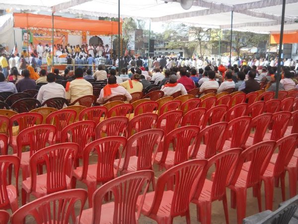 भाजपा के गढ़ में केशव मोर्य सभा में नहीं जुटी भीड़ खाली रही कुर्सियां