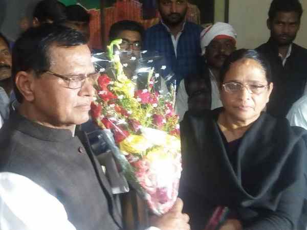वाराणसी: अनुप्रिया पटेल की मां कृष्णा पटेल के अपना दल गुट को डॉन के बीवी का सहारा