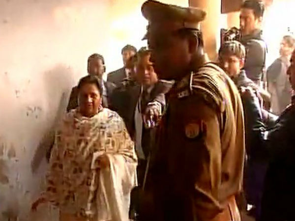 LIVE: बसपा प्रमुख और पूर्व सीएम मायावती ने लखनऊ में डाला वोट
