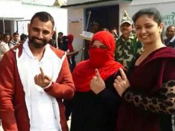 यूपी में पड़ रहे दूसरे चरण के मतदान की देखिए Live तस्वीरें यूपी में पड़ रहे दूसरे चरण के मतदान की देखिए Live तस्वीरें