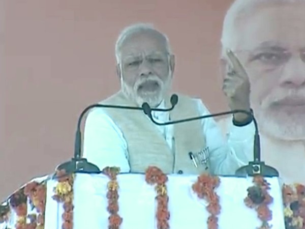 पीएम मोदी बोले- आपकी उंगली में है वो ताकत, लूटने वालों को दे सकते हैं सजा पीएम मोदी बोले- आपकी उंगली में है वो ताकत, लूटने वालों को दे सकते हैं सजा