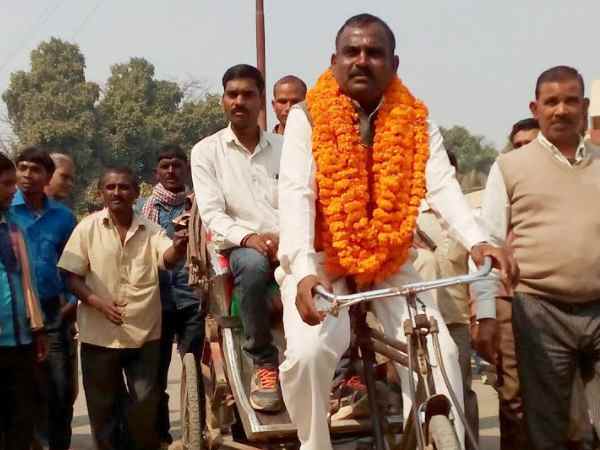 वाराणसी: नामांकन करने रिक्शा चलाकर पहुंचा निर्दलीय प्रत्याशी, कहा 'मैं निकला गड्डी ले के'