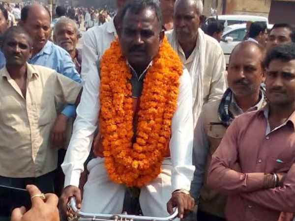 वाराणसी: नामांकन करने रिक्शा चलाकर पहुंचा निर्दलीय प्रत्याशी, कहा 'मैं निकला गड्डी ले के'