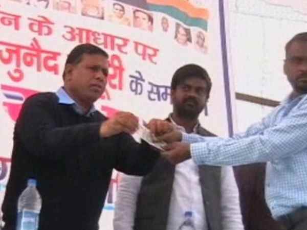  रायबरेली: जनसभा को संबोधित करने आए नेता जी बटोरने लगे पैसे