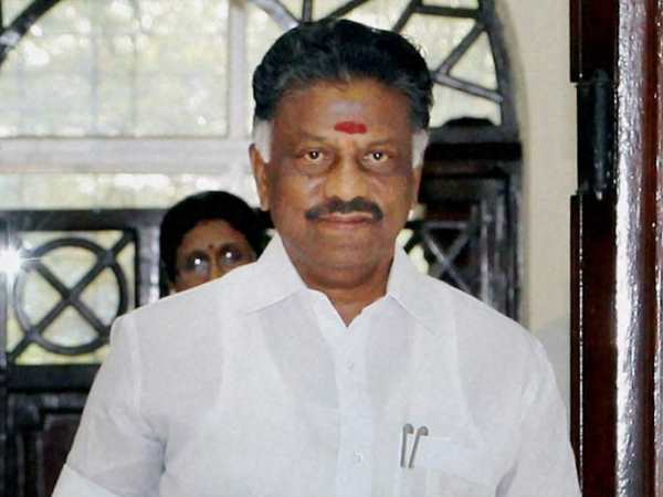 राज्यपाल से मिल कर लौटे पन्नीरसेल्वम, शशिकला भी पहुंची राज्यपाल से मिल कर लौटे पन्नीरसेल्वम, शशिकला भी पहुंची