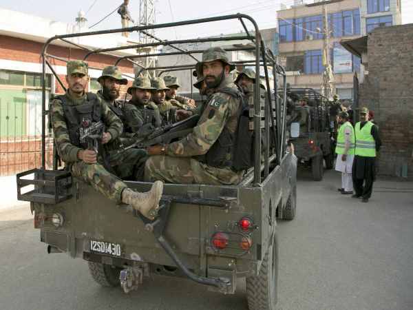 पाक: चारसद्दा अदालत में 2 बम विस्फोट, आतंकियों समेत मारे गए 7 लोग पाक: चारसद्दा अदालत में 2 बम विस्फोट, आतंकियों समेत मारे गए 7 लोग