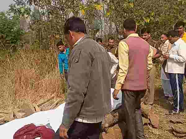 संभल: सिपाही पर पत्नी की हत्या का आरोप, जांच के लिए चिता पर से उठाया गया युवती का शव 