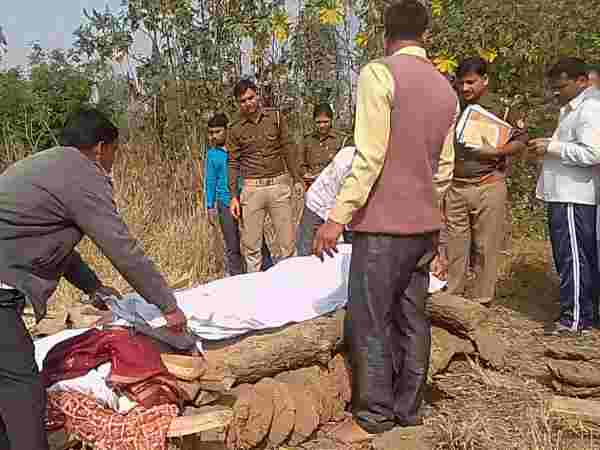 संभल: सिपाही पर पत्नी की हत्या का आरोप, जांच के लिए चिता पर से उठाया गया युवती का शव 