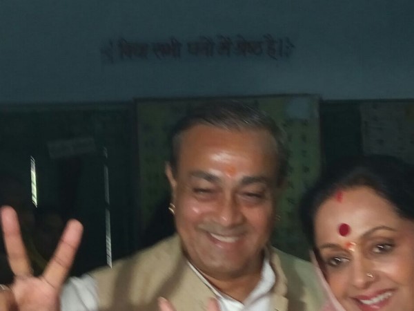 अमेठी के मतदान केंद्र पर संजय सिंह और अमिता