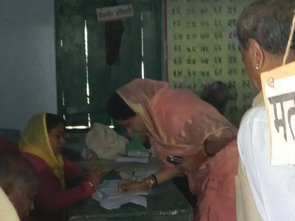 अमेठी के मतदान केंद्र पर संजय सिंह और अमिता