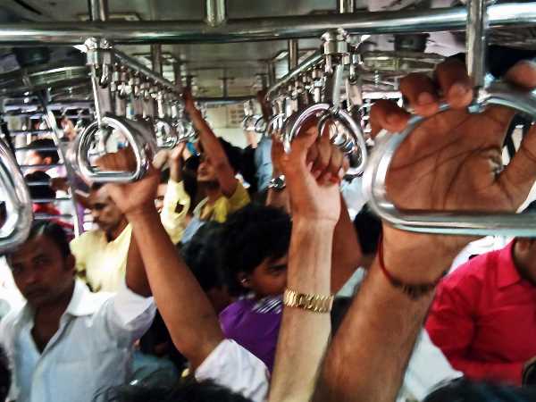 ट्रेन में महिला को देख गाया अश्लील गाना, गिरफ्तार ट्रेन में महिला को देख गाया अश्लील गाना, गिरफ्तार