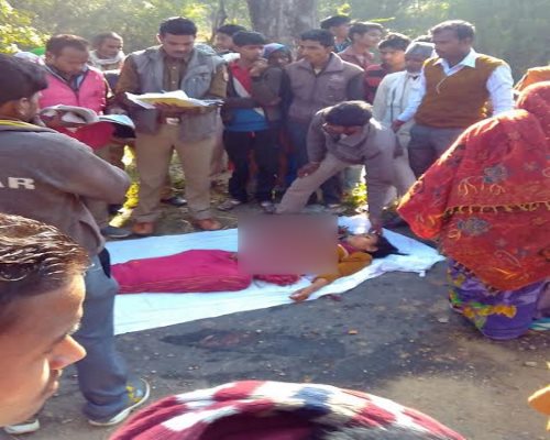 ट्रक के चपेट में आने से युवती की दर्दनाक मौत
