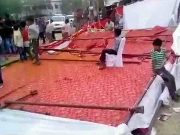 Video: इलाहाबाद में कुछ इस तरह गिर गया राहुल और अखिलेश का साझा मंच Video: इलाहाबाद में कुछ इस तरह गिर गया राहुल और अखिलेश का साझा मंच