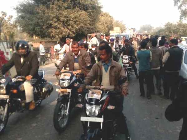 शाहजहांपुर: फिल्म अभिनेता राजपाल यादव के चुनावी रोड शो में उमड़ पड़ी लोगों की भीड़ शाहजहांपुर: फिल्म अभिनेता राजपाल यादव के चुनावी रोड शो में उमड़ पड़ी लोगों की भीड़