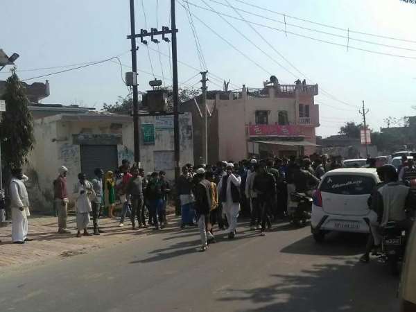 कवरेज करने गई एक इलेक्ट्रोनिक मीडिया की ओबी वैन में भी तोडफोड की गई। निरंकुश होने पर पुलिस ने बवालियों के उपर काबू में करने के लिए रबड बुलेट का इस्तेमाल किया। कवरेज करने गई एक इलेक्ट्रोनिक मीडिया की ओबी वैन में भी तोडफोड की गई। निरंकुश होने पर पुलिस ने बवालियों के उपर काबू में करने के लिए रबड बुलेट का इस्तेमाल किया।