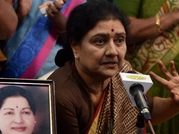 शशिकला बोलीं- 'हमने ऐसे 1000 पन्नीरसेल्वम देखे हैं' शशिकला बोलीं- 'हमने ऐसे 1000 पन्नीरसेल्वम देखे हैं'