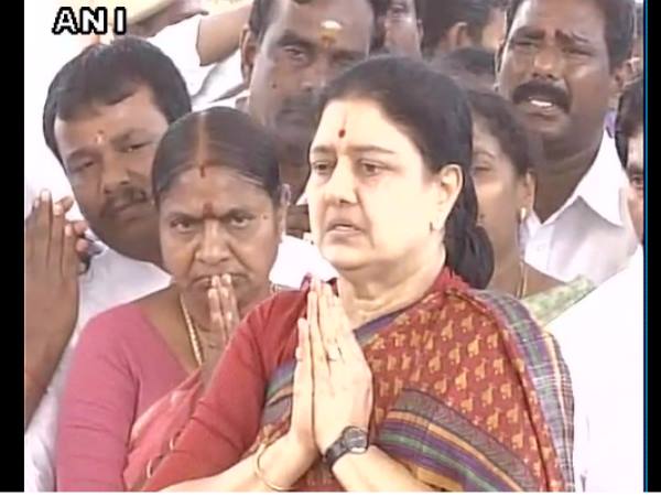 जयललिता की कब्र पर माथा टेककर सरेंडर के लिए निकलीं शशिकला, घर के बाहर जमा हुए समर्थक