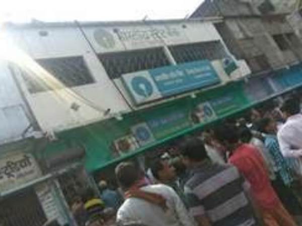 बिहार: फिल्मी स्टाइल में एसबीआई ब्रांच से 39 लाख रु. लूटकर अपराधी फरार बिहार: फिल्मी स्टाइल में एसबीआई ब्रांच से 39 लाख रु. लूटकर अपराधी फरार