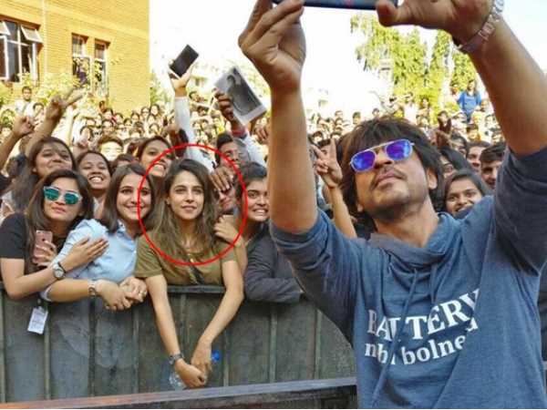 शाहरुख की छोड़ो, सेल्फी में ये नीली आखों वाली परी कौन है? शाहरुख की छोड़ो, सेल्फी में ये नीली आखों वाली परी कौन है?