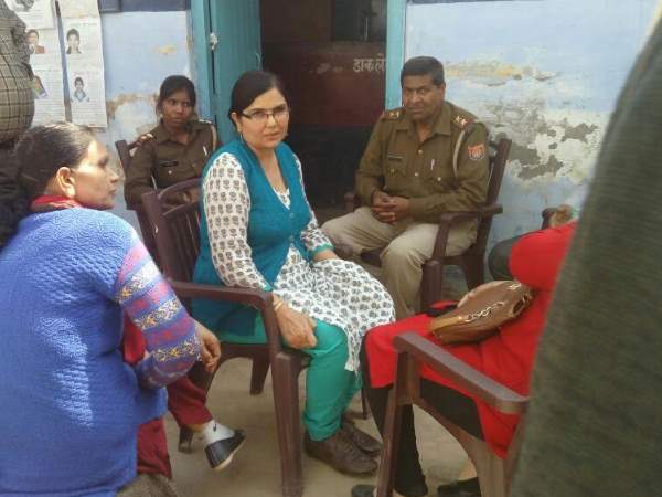 आगरा: चाइल्ड केयर लीव के लिए शिक्षा अधिकारी ने मांगी रिश्वत, पकड़ी गई रंगे हाथ आगरा: चाइल्ड केयर लीव के लिए शिक्षा अधिकारी ने मांगी रिश्वत, पकड़ी गई रंगे हाथ