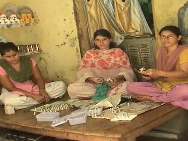  Pics: शिवलिंग बनाकर गंगा-जमुनी एकता की मिसाल पेश कर रहा मुस्लिम परिवार 