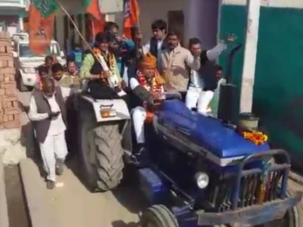वोट के लिए मथुरा की गलियों में ट्रैक्टर चलाते दिखे भाजपा प्रत्याशी श्रीकांत शर्मा वोट के लिए मथुरा की गलियों में ट्रैक्टर चलाते दिखे भाजपा प्रत्याशी श्रीकांत शर्मा