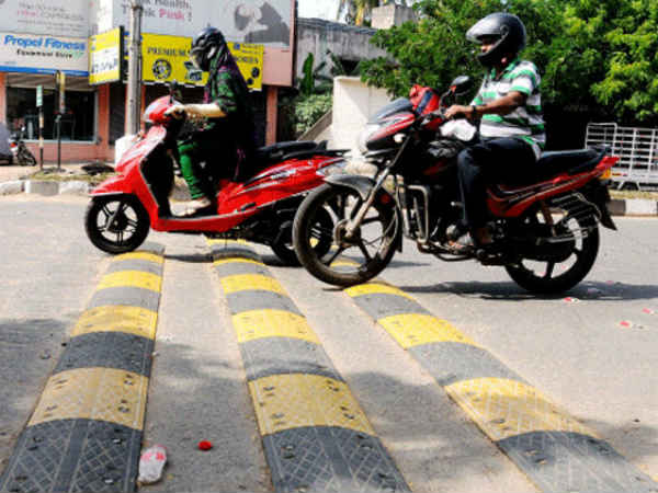 स्पीड से ज्यादा स्पीड ब्रेकर से होती है मौतें, भारत में हर रोज मरते हैं 10 लोग स्पीड से ज्यादा स्पीड ब्रेकर से होती है मौतें, भारत में हर रोज मरते हैं 10 लोग