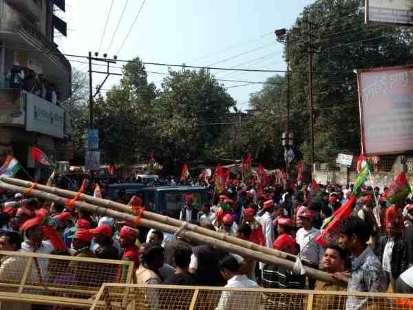 सपा राज्य मंत्री के जुलूस के जाम में फंसा समाजवादी एंबुलेंस, तड़पते रहे घायल, वीडियो