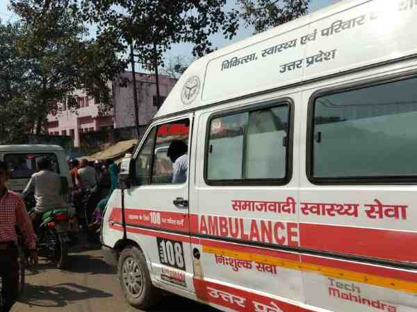 सपा राज्य मंत्री के जुलूस के जाम में फंसा समाजवादी एंबुलेंस, तड़पते रहे घायल, वीडियो