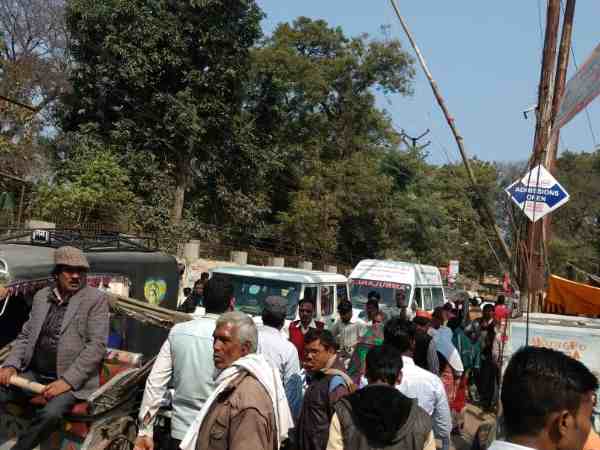सपा राज्य मंत्री के जुलूस के जाम में फंसा समाजवादी एंबुलेंस, तड़पते रहे घायल, वीडियो