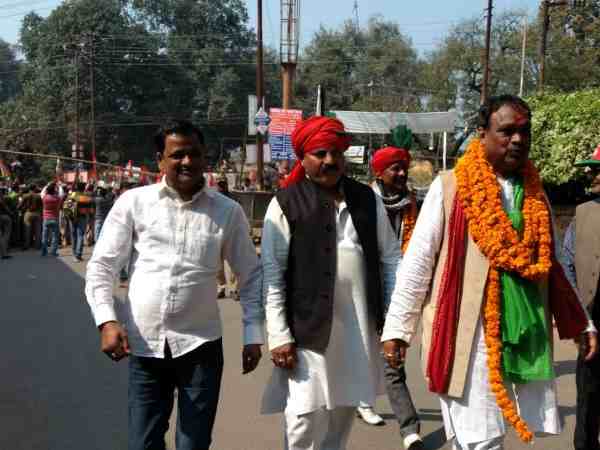 सपा राज्य मंत्री के जुलूस के जाम में फंसा समाजवादी एंबुलेंस, तड़पते रहे घायल, वीडियो