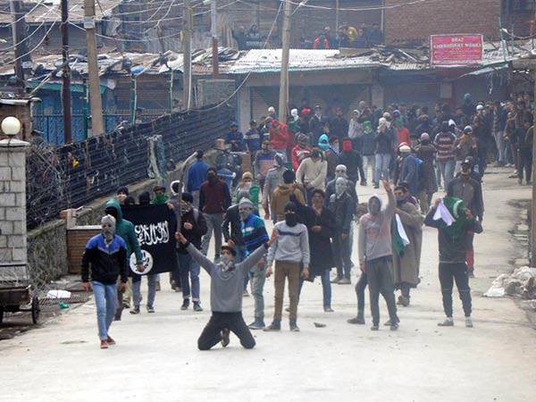 आर्मी चीफ के बयान के बाद श्रीनगर में लहराया गया पाकिस्तानी झंडा, सेना पर पथराव आर्मी चीफ के बयान के बाद श्रीनगर में लहराया गया पाकिस्तानी झंडा, सेना पर पथराव