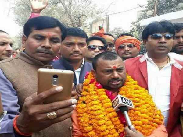 यूपी चुनाव: फिर आड़े आया आयोग का नियम, BJP के ऐतराज के बावजूद प्रत्याशी से नहीं छिना कमल 