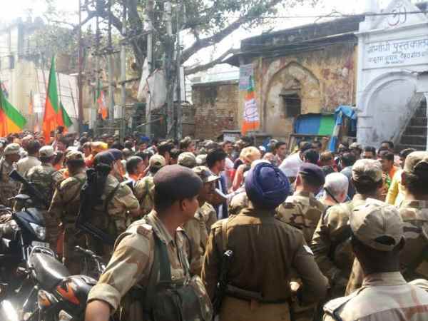 शाहजहांपुर: BJP प्रत्याशी के जुलूस में बांटी जा रही थी मिठाई, पुलिस ने किया मुकदमा दर्ज