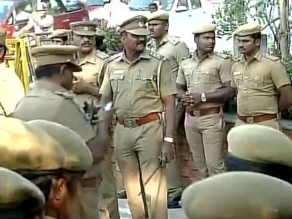 तमिलनाडु की राजनीति में नया मोड़, शशिकला ने मांगा राज्‍यपाल से समय