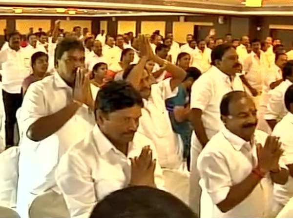 तमिलनाडु की राजनीति में नया मोड़, शशिकला ने मांगा राज्‍यपाल से समय