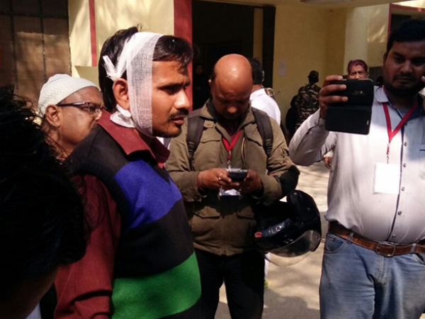 LIVE: यूपी चुनाव: कानपुर में डीएम ने पत्नी संग डाला वोट