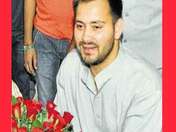 पटना: जब कई लड़कियों ने गुलाब लेकर रोका तेजस्वी का रास्ता, जानिए प्यार पर क्या बोले तेजस्वी?