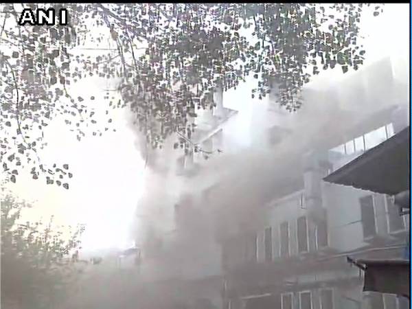 अखबार के दफ्तर में लगी आग, पहुंची दमकल की 25 गाड़ियां अखबार के दफ्तर में लगी आग, पहुंची दमकल की 25 गाड़ियां