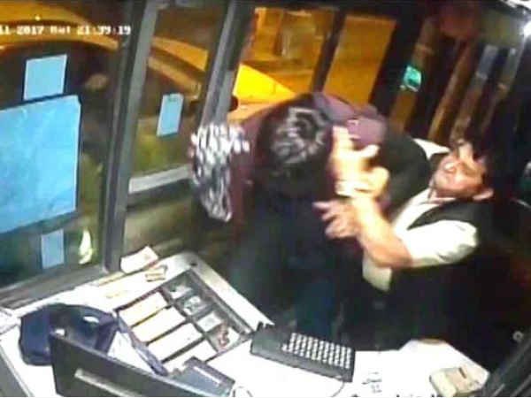 VIDEO: गाड़ी के पेपर मांगने पर पूर्व चेयरमैन ने टोल कर्मी को बुरी तरह पीटा VIDEO: गाड़ी के पेपर मांगने पर पूर्व चेयरमैन ने टोल कर्मी को बुरी तरह पीटा
