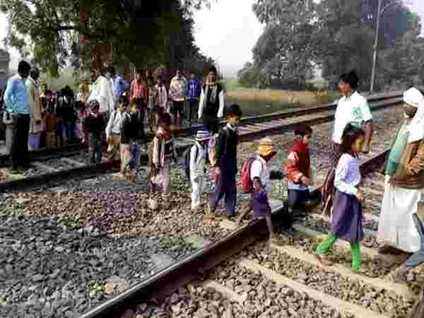बिहार में यहां रेलवे ट्रैक को लोग मानते हैं भगवान, करते हैं रोज पूजा
