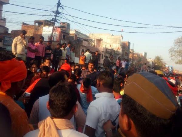 उन्नाव: शोभायात्रा के दौरान दो पक्षों में तनाव, पथराव से मचा बवाल, देखिए तस्वीरें