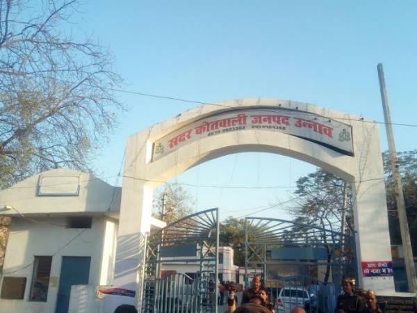 उन्नाव: शोभायात्रा के दौरान दो पक्षों में तनाव, पथराव से मचा बवाल, देखिए तस्वीरें