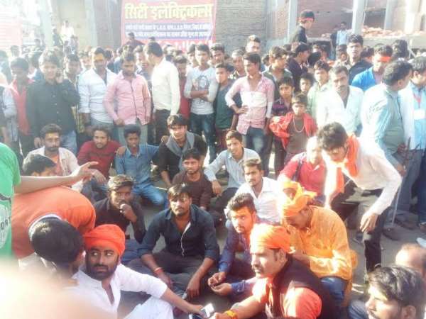 उन्नाव: शोभायात्रा के दौरान दो पक्षों में तनाव, पथराव से मचा बवाल, देखिए तस्वीरें