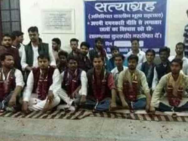 इलाहाबाद विवि. : गुस्साए छात्रों ने कुलसचिव से जबरन लिखवाया इस्तीफा तो चुनाव आयोग ने मांगी रिपोर्ट
