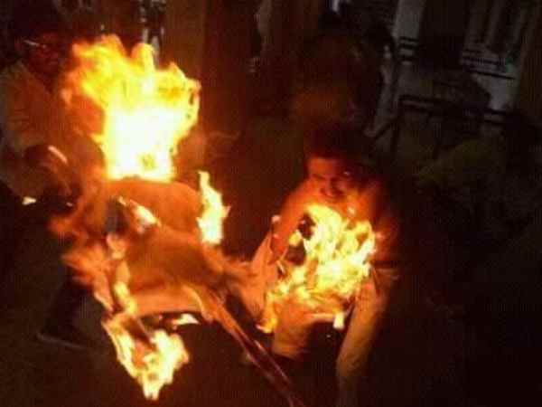 इलाहाबाद विवि. : गुस्साए छात्रों ने कुलसचिव से जबरन लिखवाया इस्तीफा तो चुनाव आयोग ने मांगी रिपोर्ट