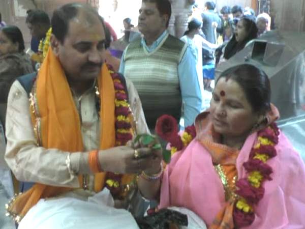 मथुरा: वेलेंटाइन डे कृष्ण बिहारी की शरण में पहुंचे प्रेमी जोड़े