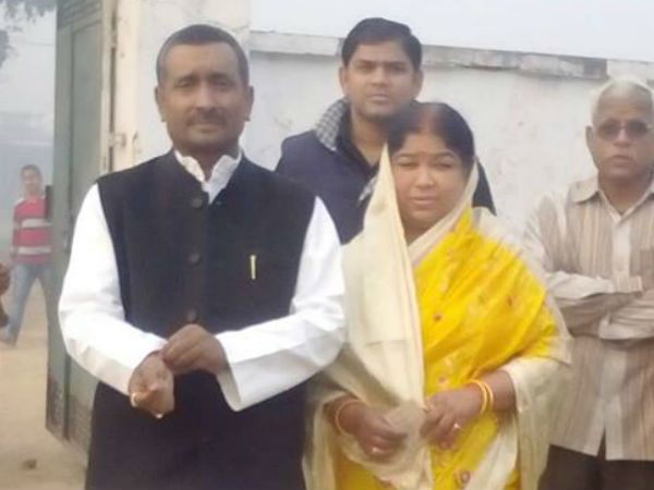 भाजपा प्रत्याशी कुलदीप सिंह ने पत्नी संग डाला वोट